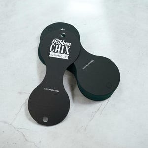 Étiquettes circulaires rabattables | Cercle de 2 x 4,75 po. | Ensemble de 45 | Étiquettes de collier | Étiquettes de bracelet | Étiquettes volantes de collier | Cartes de présentation de bijoux | SH1019