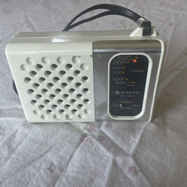 Vintage Sanyo Portable AM Transistor Radio - 60's 70's AA Battery Powered