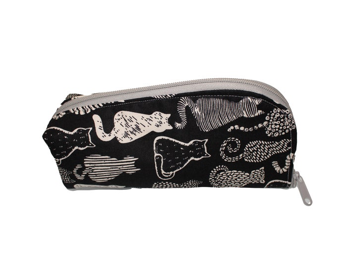 The Hold Em & Fold Em Pouch Cats