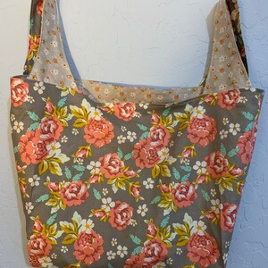 Taupe met rose bloemen omkeerbare markt tas