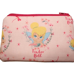 Könnte beinhalten: Rosa durchsichtige Tasche mit Reißverschluss, Blumenmuster und einem Bild von Tinkerbell. Die Tasche hat den Schriftzug "Tinker Bell" aufgedruckt.