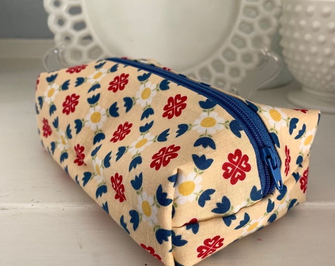 Gretel Cream Cosmetic Case