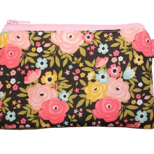 Donkerbruine en roze munttas