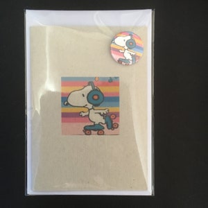 Carte ! Inspiré de Snoopy ! Anniversaire ! Salutations ! Toutes les occasions ! Badge gratuit ! Insigne D 25 mm ! Badge de sécurité 38 mm au dos ! Cadeau !