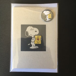 ¡Tarjeta! ¡Inspirado en Snoopy! ¡Tarjeta de cumpleaños! ¡Día de San Valentín! ¡Tarjeta de saludos! ¡Todas las ocasiones! Insignia de botón gratis! ¡Insignia de 25 mm! ¡Insignia de 38 mm!