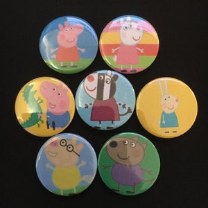 Op de afbeelding: Set van 7 ronde, kleurrijke knoppen met personages uit de animatieserie Peppa Pig. De knoppen tonen Peppa Pig, George Pig, Suzy Sheep, Pedro Pony,  Daddy Pig, Mummy Pig en  Gerald Giraffe.