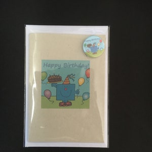 Carta! Ispirato da Mr Men! Signor Compleanno! Compleanno! Saluto! Tutte le occasioni! Badge pulsante gratuito! Spilla D da 25 mm! Distintivo con spilla di sicurezza sul retro da 38 mm!