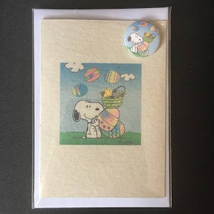 ¡Dibujado a mano! ¡Pascua de Resurrección! ¡Tarjeta! ¡Inspirado en Snoopy y Woodstock! ¡Lindo! ¡Regalo! ¡Insignia de botón gratis!