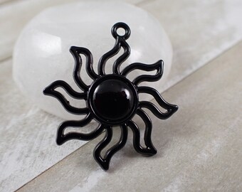 アクセサリー SUN Awesome Black Metal Sun Pendant - Shiny Black Solid Center