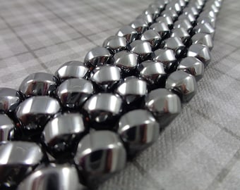 Peut inclure: Un brin de perles de pierres précieuses facettées, brillantes et argentées. Les perles sont rondes et ont une finition lisse et polie.