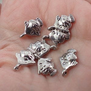 10 sierlijke zilveren visbedels - kleine hanger zilvervis - 14 mm kleine metalen viskralen - zilveren metalen visbedels - sierlijke vis #S7595