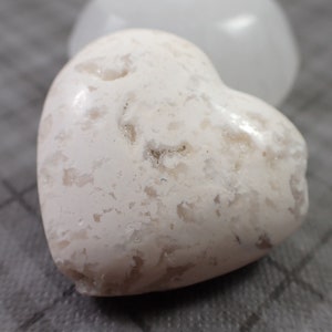 1 Piece Natural White Druzy Snow Agate Crystal Heart - Smooth Finish Druzy Pockets - White Thick Puffy Heart Crystal Druzy Snow Agate #S6739