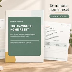 Op de afbeelding: Een digitale PDF-gids getiteld The 15-Minute Home Reset, met een donkergroen centraal paneel met witte tekst, omringd door twee extra pagina's met een resetproces in zes stappen en een checklist voor de resetkit met tekst.