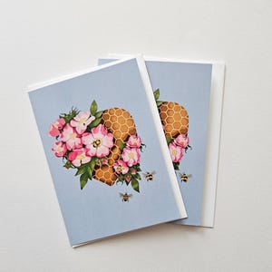 Carte de voeux en nid d'abeille fleurs roses sauvages et abeilles pour anniversaire, Saint-Valentin, shower de mariage, félicitations, blanc à l'intérieur
