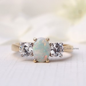 MACKENZIE - 0.50ct Diamant &Opaal Trilogie Ring