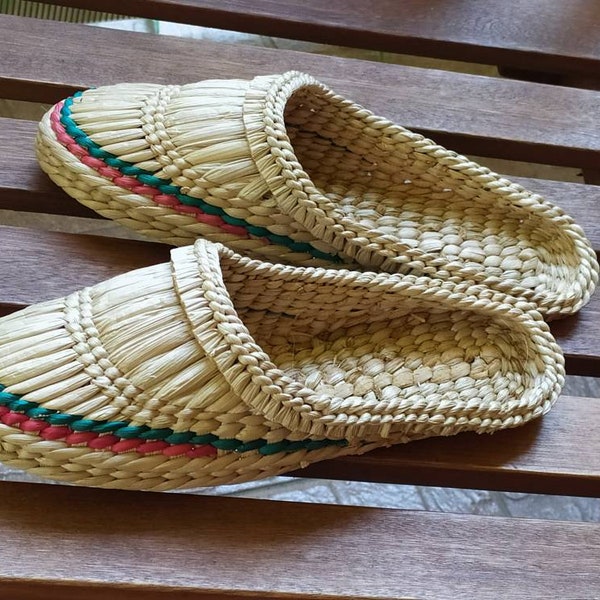 Pantoufles véganes pour femmes Sandales en rotin avec décor rouge-vert Pantoufles en paille pour SPA Chaussures pour sauna Sandales de mise à la terre Chaussures végétaliennes biologiques