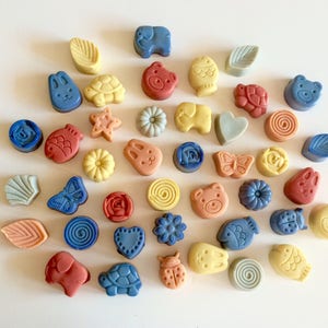Set di 40 saponi artigianali personalizzati da 30g forme varie animali e fiori, cuori, foglie, ecc. Sapone all'olio extravergine di oliva.