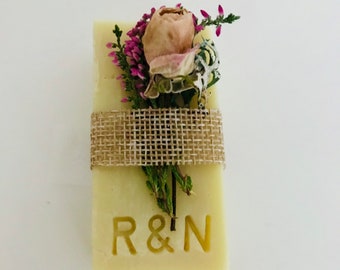 Set of 50 personalized rectangular handmade soaps with engraving and floral decoration and ribbon of your choice.