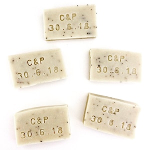 Set di 20 saponi artigianali personalizzati da 30-40g rettangolari con incisione. Sapone all'olio extravergine di oliva a scelta.