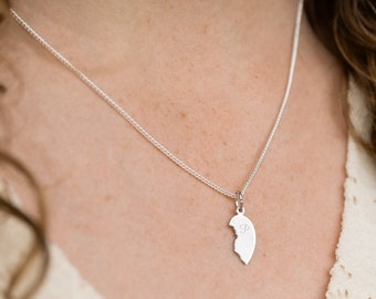 Colgante de Plata con Iniciales - Regalo personalizado para ella - Joyería hecha a mano para el Día de la Madre - Corazón Roto con nombre (Collar no incluido)