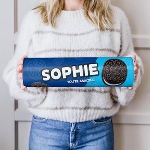 Könnte beinhalten: Eine blaue und weiße Tube mit dem Text "SOPHIE YOU'RE AMAZING" und einer Oreo-Keksgrafik.