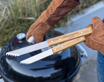 Personalized BBQ tongs - Engraved Grill accessory - Wooden BBQ tool with Name or Text - Perfect gift for Grill and Barbecue - High Quality