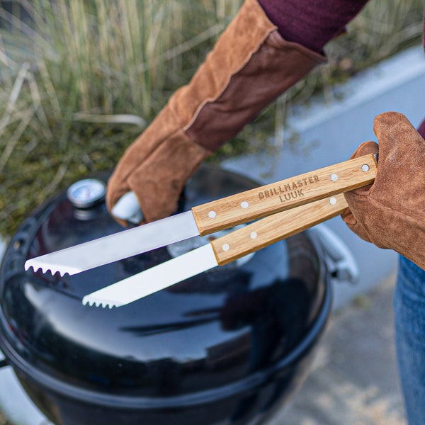 Personalized BBQ tongs - Engraved Grill accessory - Wooden BBQ tool with Name or Text - Perfect gift for Grill and Barbecue - High Quality