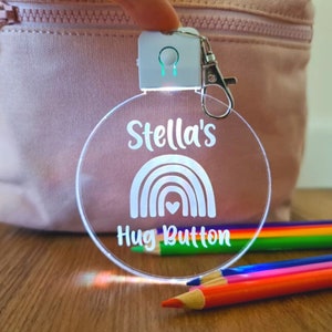 Sac à dos personnalisé pour enfants Bouton de câlin Porte-clés - Étiquette de sac de nom personnalisé Début d’école - Premier jour de garderie préscolaire Kindergarten Rainbow