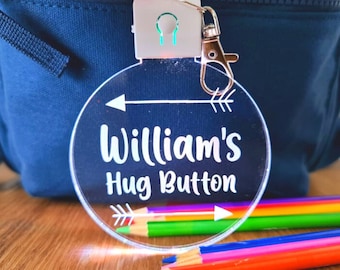 Porte-clés personnalisé pour enfants Sac à dos hug Button - Étiquette de sac de nom personnalisée pour commencer l’école - Flèche du premier jour de la maternelle préscolaire