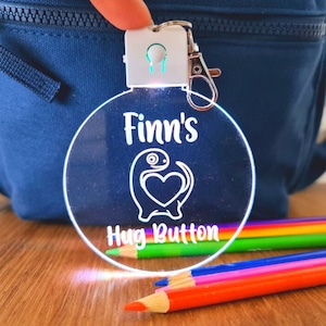 Porte-clés personnalisé pour enfants Sac à dos hug Button - Étiquette de sac de nom personnalisée pour commencer l’école - Premier jour de la maternelle et du jardin d’enfants dinosaure