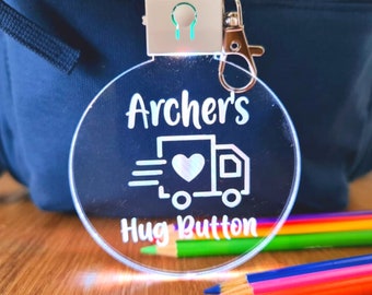 Porte-clés personnalisé pour enfants Sac à dos hug Button - Étiquette de sac nominative personnalisée pour commencer l’école - Camion first day of Preschool Kindergarten