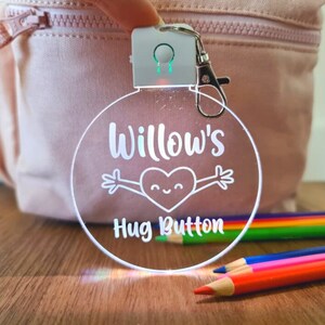 Custom Kids Backpack Hug Button Keyring - Personalised Name Bag Tag for Starting School - First Day Of Preschool Daycare Kindergarten heart