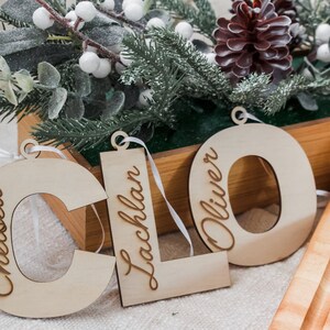 Nombre personalizado Decoración de la bola Colgante Adorno del árbol de Navidad - Regalo de nombre personalizado - letra