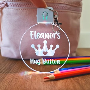 Porte-clés personnalisé pour enfants Sac à dos hug Button - Étiquette de sac de nom personnalisée pour commencer l’école - Couronne de maternelle du premier jour de la garderie préscolaire