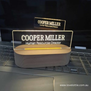 Targhetta con nome da scrivania personalizzata executive, insegna da scrivania incisa personalizzata, targa, insegna da ufficio, luce a LED, accessori da scrivania, regali per il collega capo