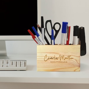 Personalisierte Schreibtisch-Namensplatte mit Holzsockel, Logo-Holz-Typenschild, Schreibtischzubehör, Bürogeschenke für Chef-Kollegen, neue Jobgeschenke
