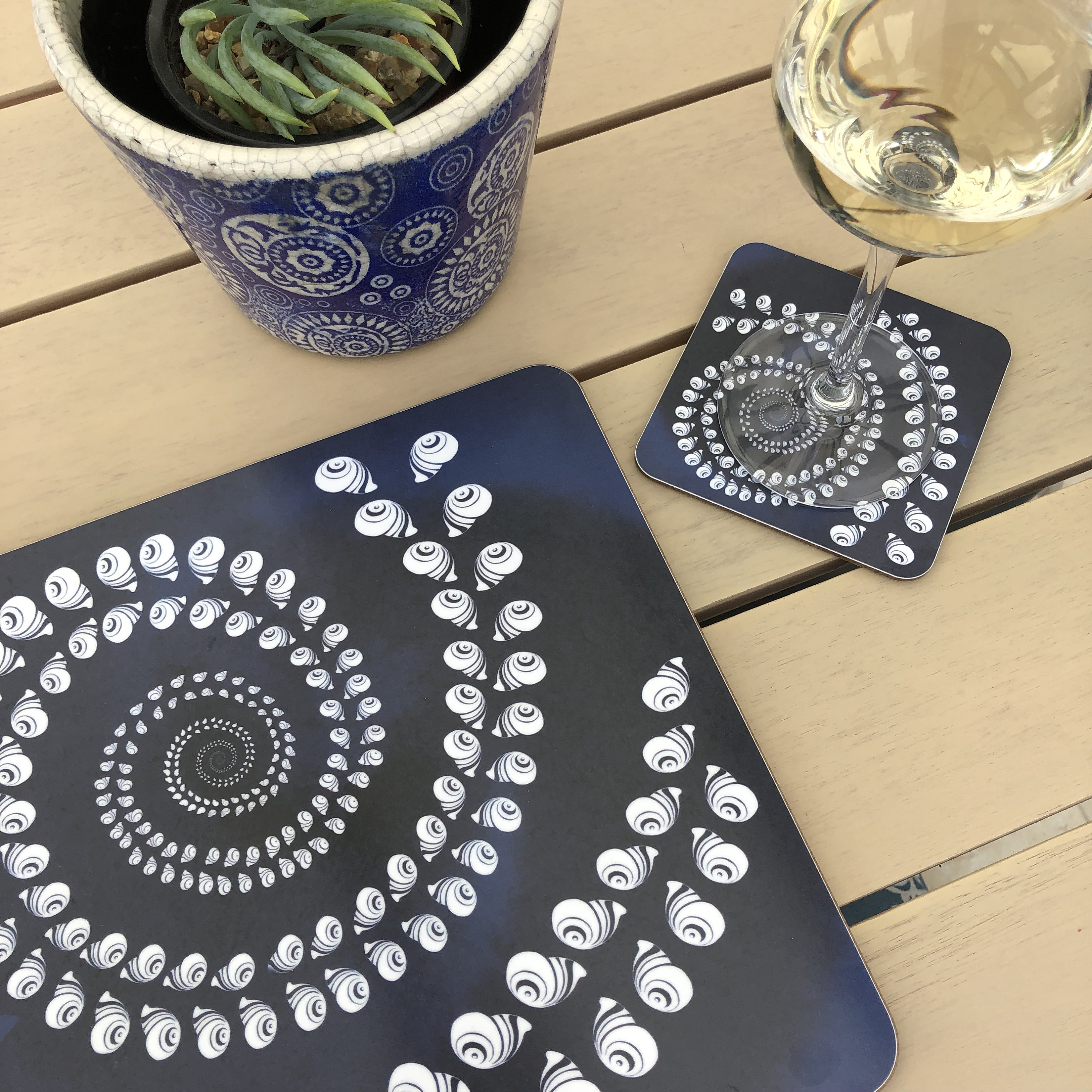 Square Placemats and Coasters With a Navy Blue Spiral of Etsy Sweden