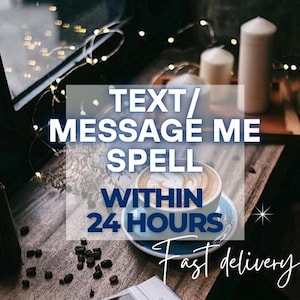 Könnte beinhalten: Nahaufnahme eines Holztisches mit einer Tasse Kaffee, Kerzen und Lichterketten. Der Text "TEXT/MESSAGE ME SPELL WITHIN 24 HOURS" ist in weißen Buchstaben auf blauem Hintergrund geschrieben.