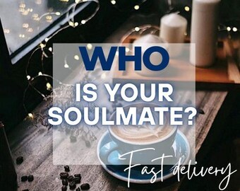 Könnte beinhalten: Nahaufnahme einer Tasse Kaffee mit Latte Art. Die Tasse steht auf einem blauen Unterteller auf einem Holztisch. Der Text "WHO IS YOUR SOULMATE?" ist in weißen Buchstaben auf grauem Hintergrund geschrieben. Der Text "Fast delivery" ist in weißen Buchstaben auf schwarzem Hintergrund geschrieben.