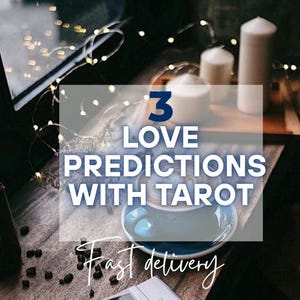 Puede incluir: Primer plano de una mesa de madera con una taza de café y una superposición de texto que dice "3 Love Predictions With Tarot Fast Delivery". La mesa está decorada con luces de cadena y velas.