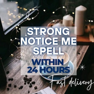 Könnte beinhalten: Eine digitale Grafik mit dem Text "STRONG NOTICE ME SPELL WITHIN 24 HOURS" in blauer Schrift auf weißem Hintergrund. Die Grafik befindet sich auf einer Holzoberfläche mit einer Tasse Kaffee und Kerzen.