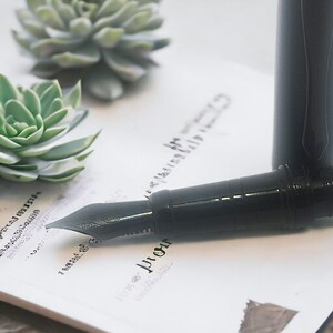 Penna Stilografica NERA TOTAL BLACK con Incisione Personalizzata di un Nome di Iniziali- Regalo Laurea, Festa del Papà, Regalo aziendale....