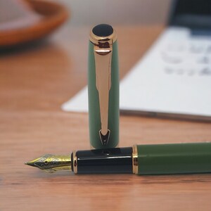 Penna Stilografica Verde con Incisione Personalizzata di un Nome di Iniziali- Regalo Laurea, Festa del Papà, Regalo aziendale....