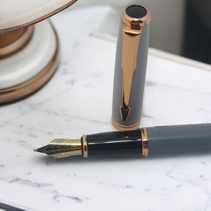 Penna Stilografica GRIGIA con Incisione Personalizzata di un Nome di Iniziali- Regalo Laurea, Festa del Papà, Regalo aziendale....