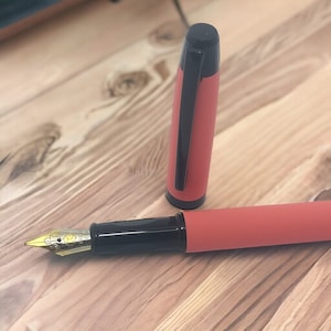 Penna Stilografica ARANCIO con Incisione Personalizzata di un Nome di Iniziali- Regalo Laurea, Festa del Papà, Regalo aziendale....