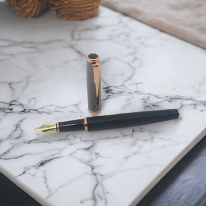 Penna Stilografica NERA con Incisione Personalizzata di un Nome di Iniziali- Regalo Laurea, Festa del Papà, Regalo aziendale....