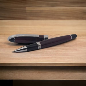 Penna Roller Bordeaux con Incisione Personalizzata di un Nome di Iniziali o di una Data Regalo Laurea, Festa del Papà, Regalo aziendale....