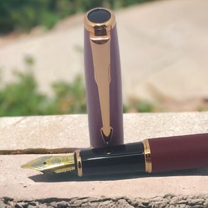 Penna Stilografica BORDEAUX con Incisione Personalizzata di un Nome di Iniziali- Regalo Laurea, Festa del Papà, Regalo aziendale....