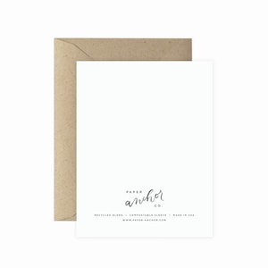 K&ouml;nnte beinhalten: Eine wei&szlig;e Karte mit einem braunen Umschlag. Die Karte tr&auml;gt den Text "PAPER anchor CO." und "RECYCLED BLEND | COMPOSTABLE SLEEVE | MADE IN USA" und "WWW.PAPER-ANCHOR.COM".
