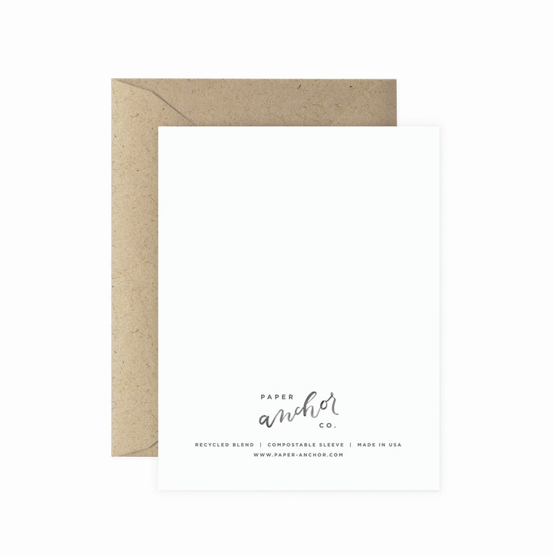 K&ouml;nnte beinhalten: Eine wei&szlig;e Karte mit einem braunen Umschlag. Die Karte tr&auml;gt den Text "PAPER anchor CO." und "RECYCLED BLEND | COMPOSTABLE SLEEVE | MADE IN USA" und "WWW.PAPER-ANCHOR.COM".